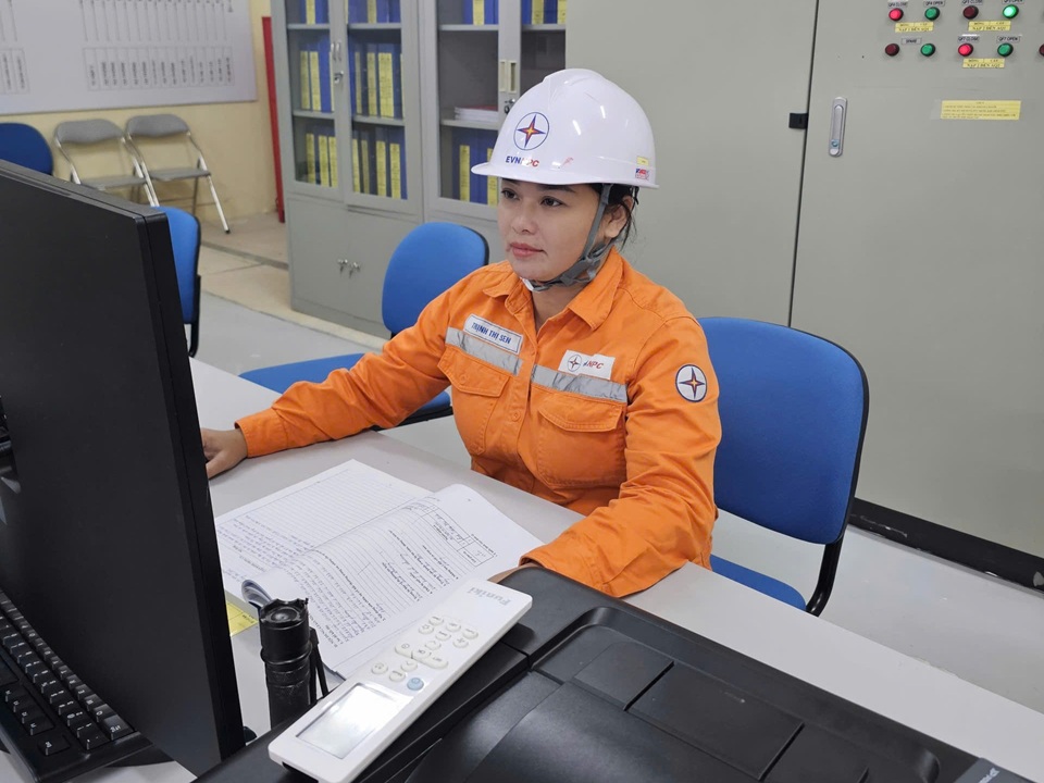 Nữ công nhân ngành Điện và khoảnh khắc ấm lòng giữa đêm Tây Bắc
